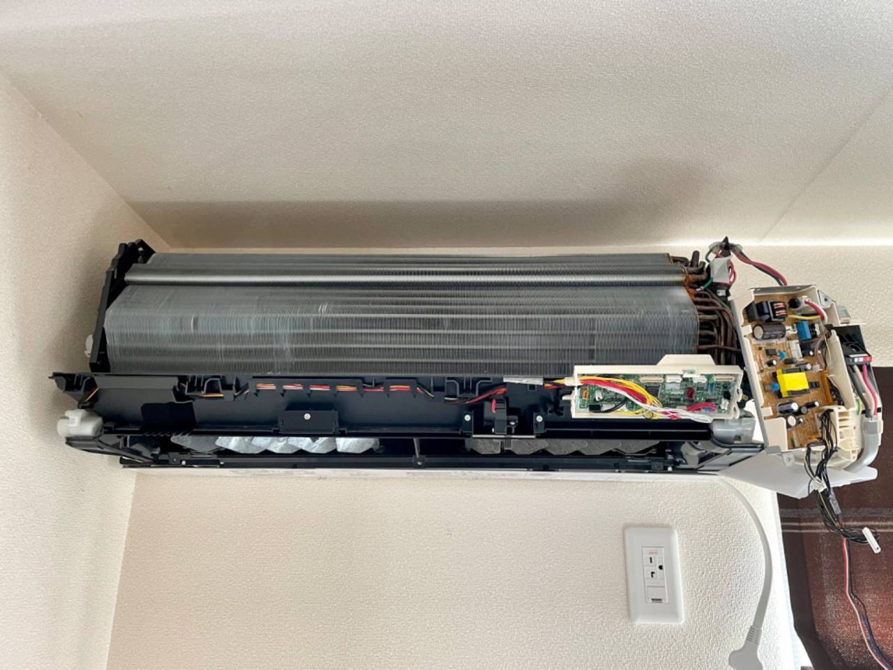 富山市｜分解難易度が高い機種 日立製エアコン【型番：RAS-XK40L2(W